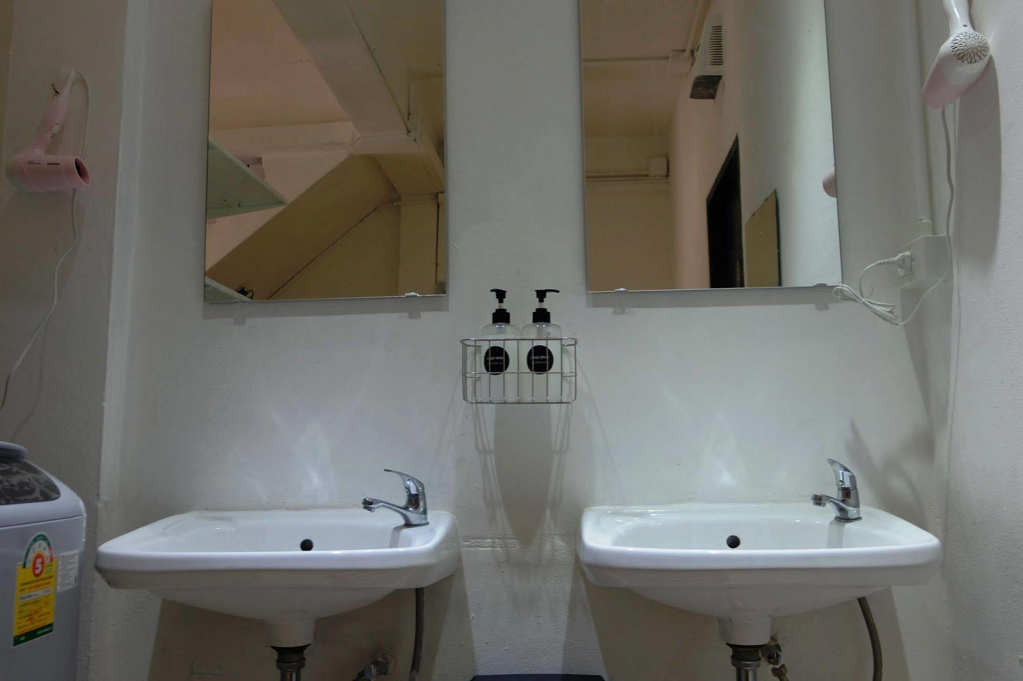 Seek Sleep Hostel Bangkok Buitenkant foto