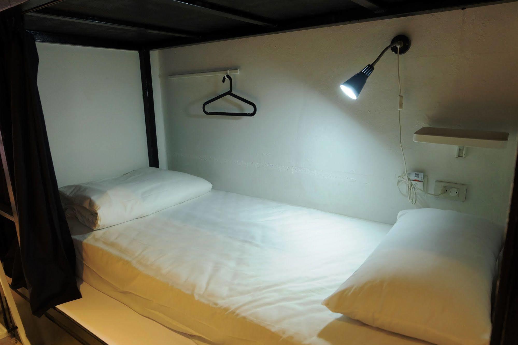 Seek Sleep Hostel Bangkok Buitenkant foto